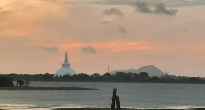 Lake Edge Resort Anuradhapura Buitenkant foto
