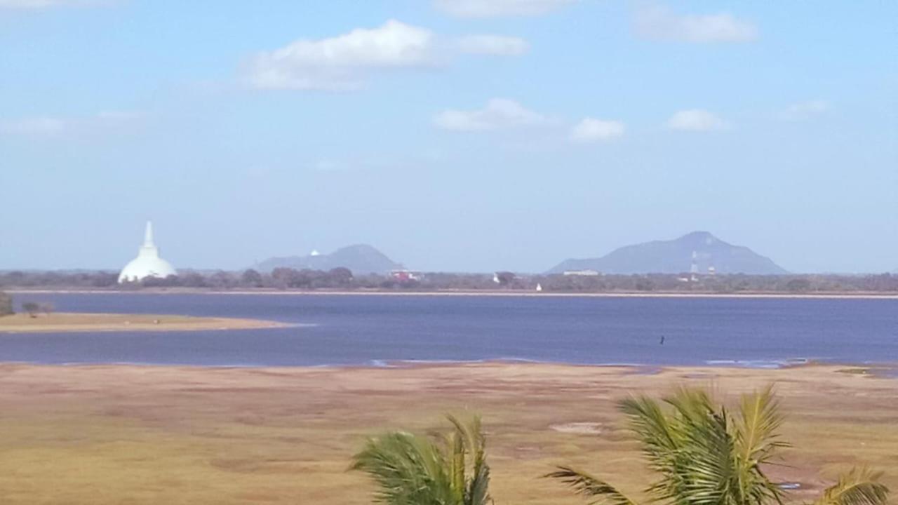 Lake Edge Resort Anuradhapura Buitenkant foto