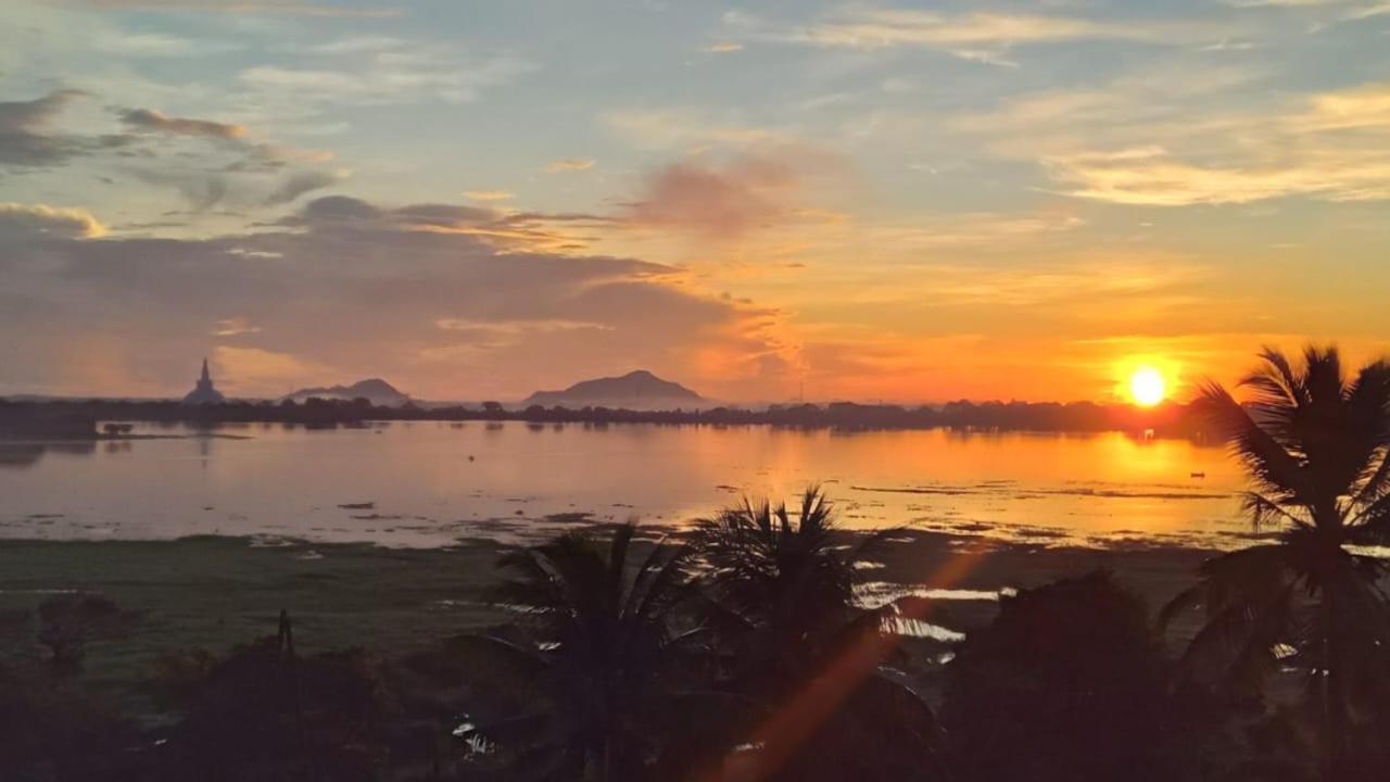 Lake Edge Resort Anuradhapura Buitenkant foto