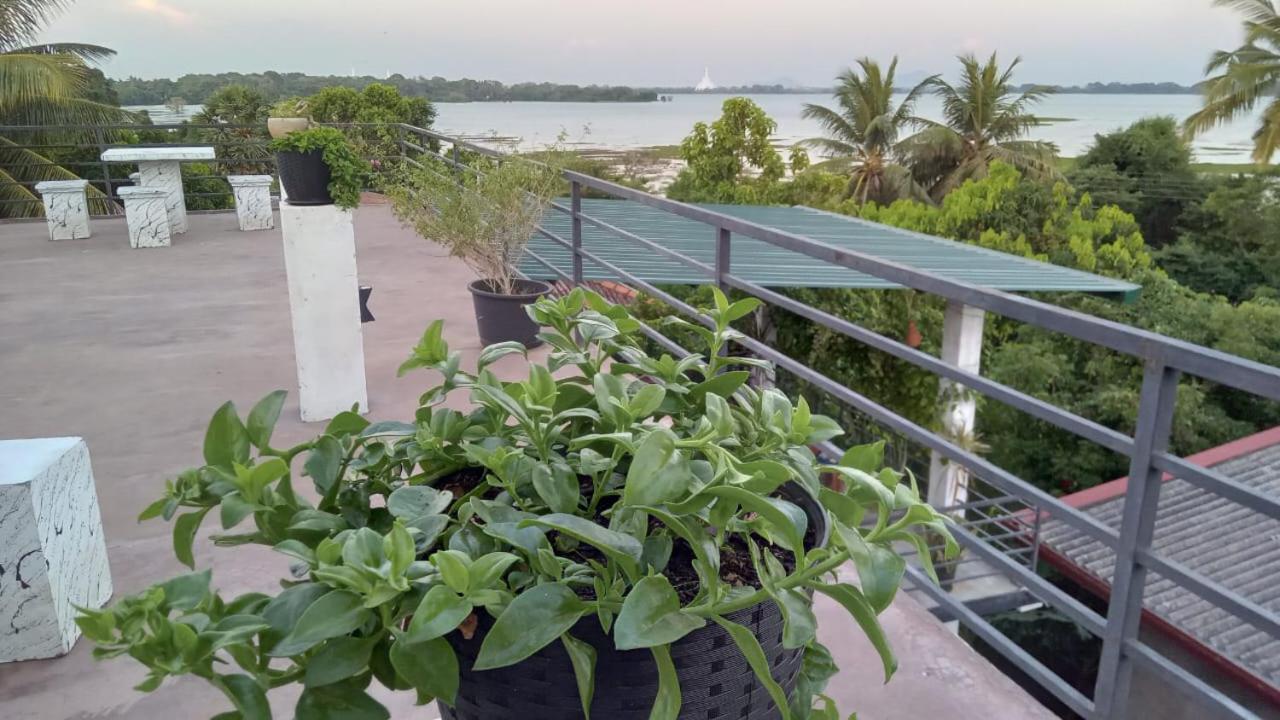 Lake Edge Resort Anuradhapura Buitenkant foto
