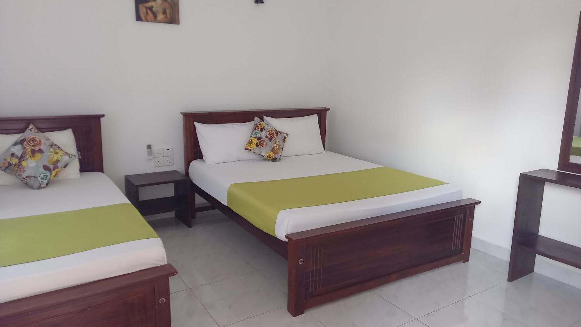 Lake Edge Resort Anuradhapura Buitenkant foto