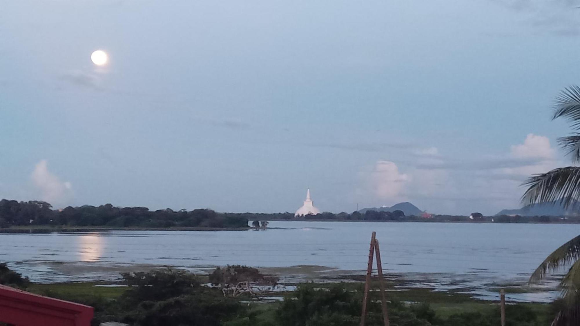 Lake Edge Resort Anuradhapura Buitenkant foto